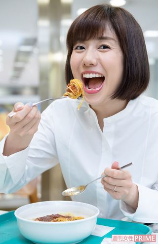 【7】11：00（昼食）  社内食堂で”遅め“のお昼  この日はミートソースをペロリ！　ナスとサーモンと故郷の岡山特産のモモが大好物！　撮影／渡邉智裕