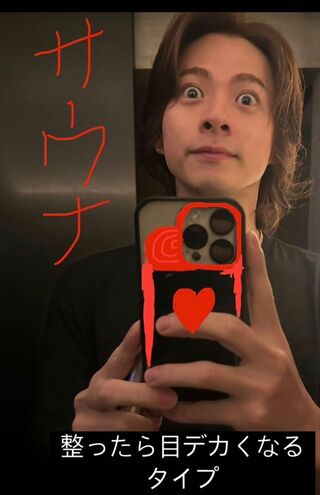 インスタグラムのストーリーにアップした画像の右手にはiQOSらしき物が…（平野紫耀のインスタグラムより）