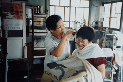 充子さんが30代のころ、母にカットしてもらった思い出の1枚