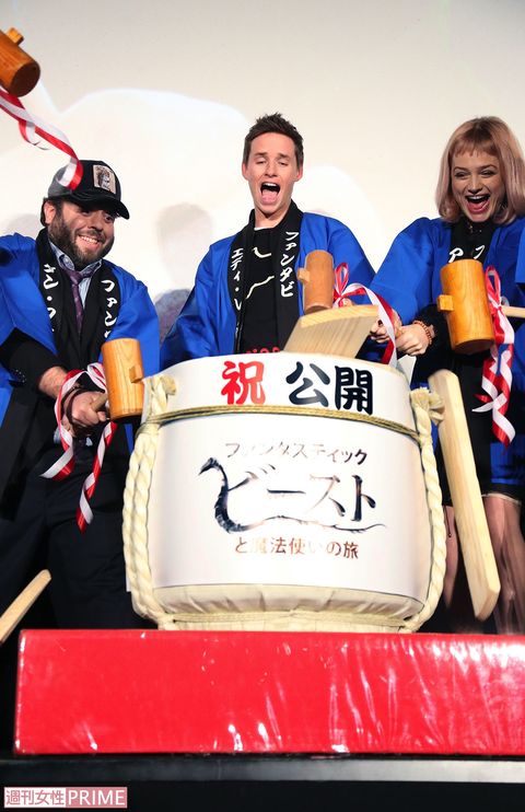 「色がいいね。ロンドンでも着ようかな」。ハッピを着て大興奮。共演者たちとの鏡開きでは「すごい体験をしました。一生忘れません!」（『ファンタビ』初日舞台挨拶で）