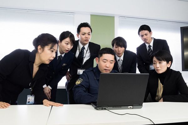 百合子は亜矢率いる三浦班のメンバーとともに事件の謎に迫る　(c)テレビ東京