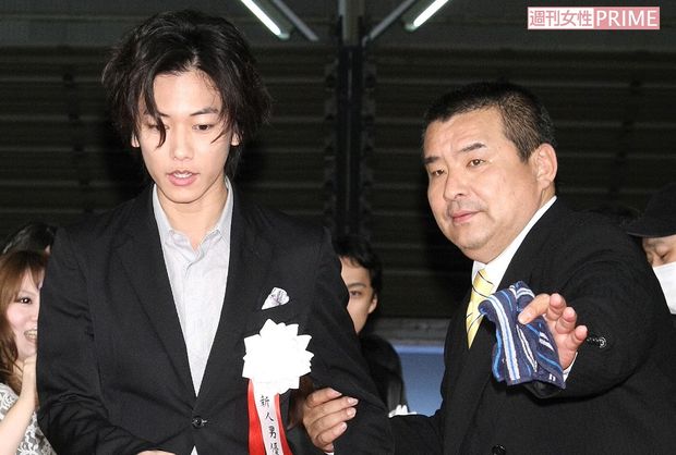 代表理事として批評家大賞を仕切っていた西田。権威あるトロフィーは彼によって汚された