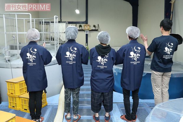 安全に作業できるよう、酒蔵の神様に手を合わせてご挨拶！