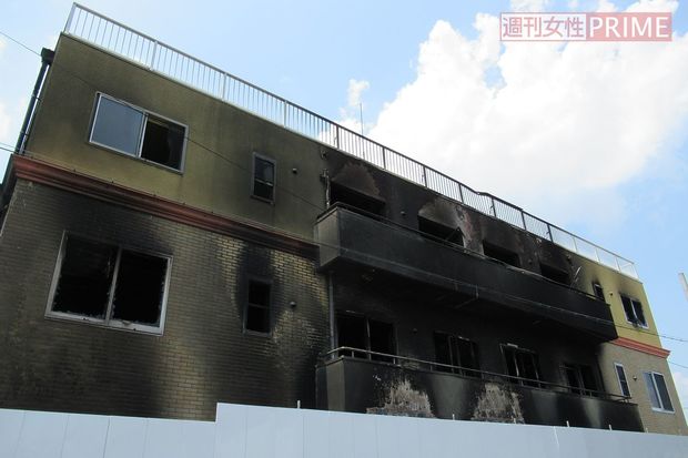 すすだらけになった京アニの外観からは、激しく燃えた様子が伝わってくる