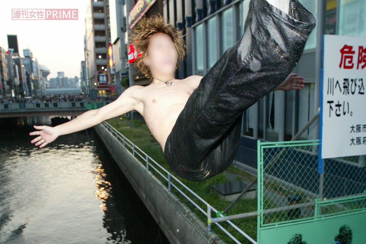 2003年9月15日、阪神タイガースの優勝を祝って道頓堀川に背面から飛び込む男性