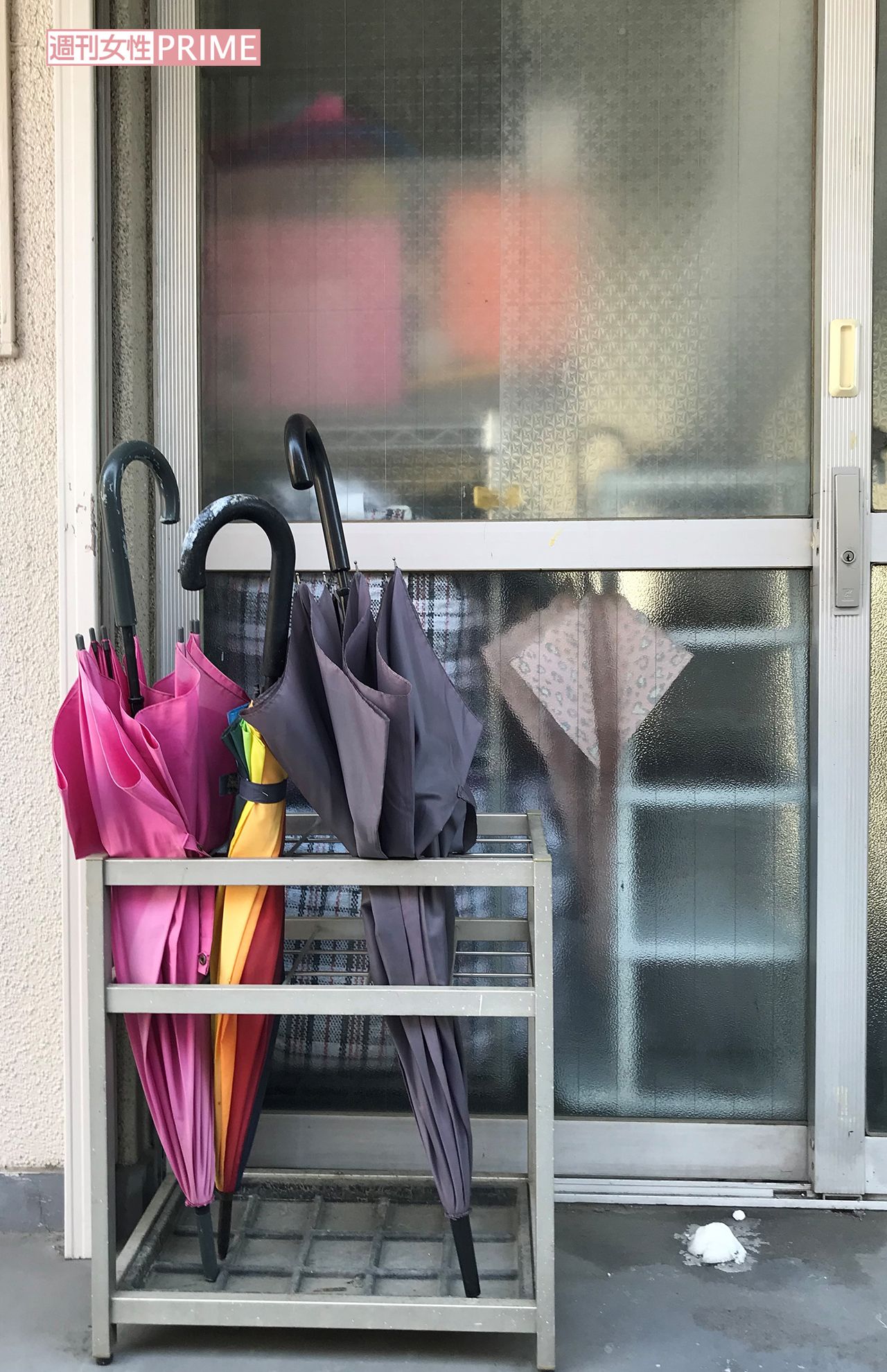 犯行現場となった撮影スタジオの入り口には女性モノの傘が何本も