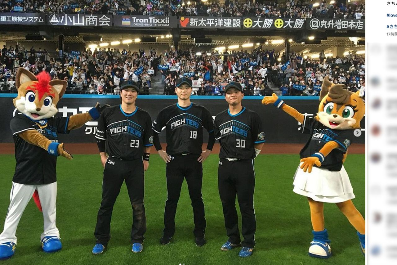 「エスコンフィールド1周年」仕様の黒いユニフォーム（北海道日本ハムファイターズ公式インスタグラムより）