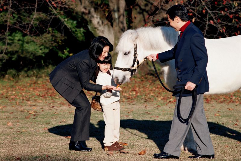 2006年11月、愛子さまと一緒にポニーに餌をあげる雅子さま（宮内庁提供写真）