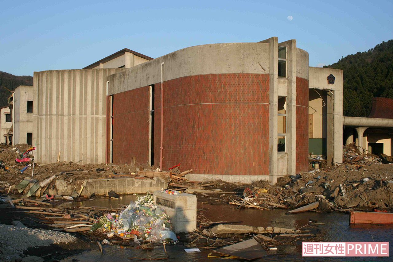 今でも多くの人が大川小を訪れ手を合わせている