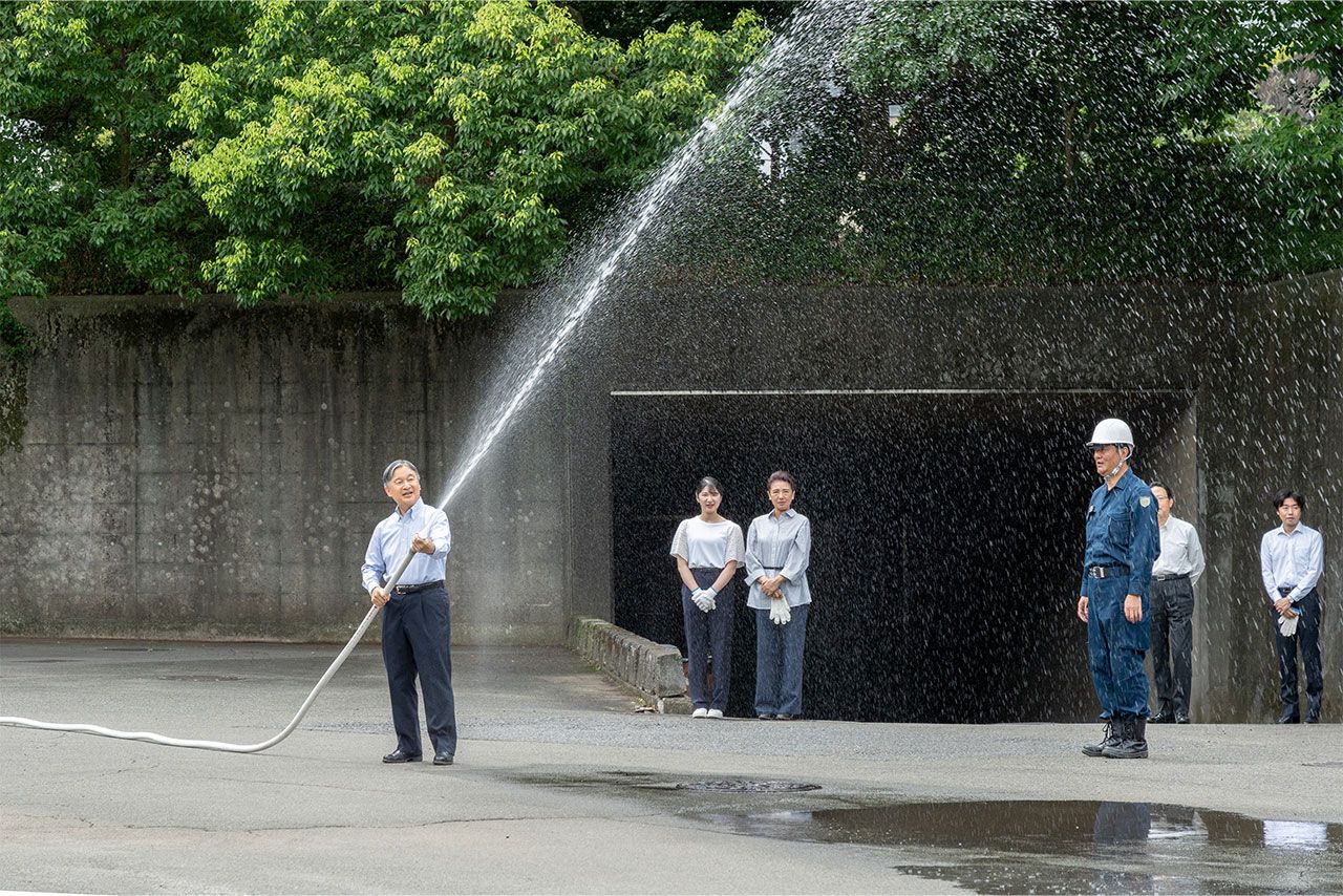 9月1日、皇居で行われた宮内庁の防災訓練を視察した天皇ご一家(写真／宮内庁提供)