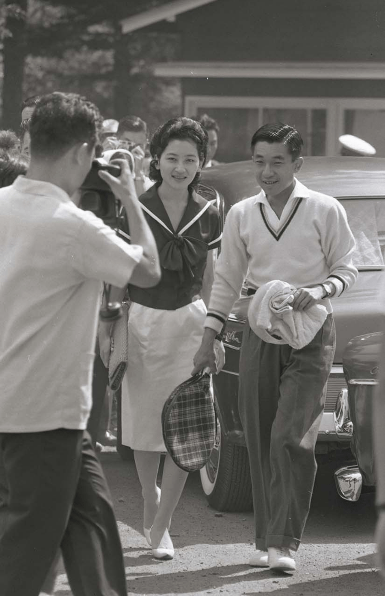 1960年代、'62年8月、軽井沢にて。Vネックを美智子さまと合わせた爽やかな着こなしを（撮影/JMPA）