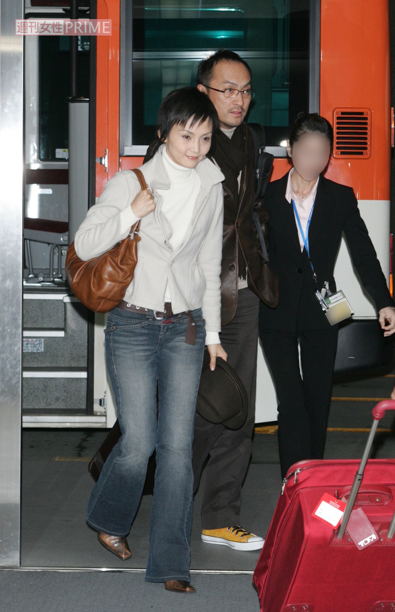 2005年、不倫略奪婚を成就させた南果歩と渡辺謙。帰国後に結婚会見に臨んだ