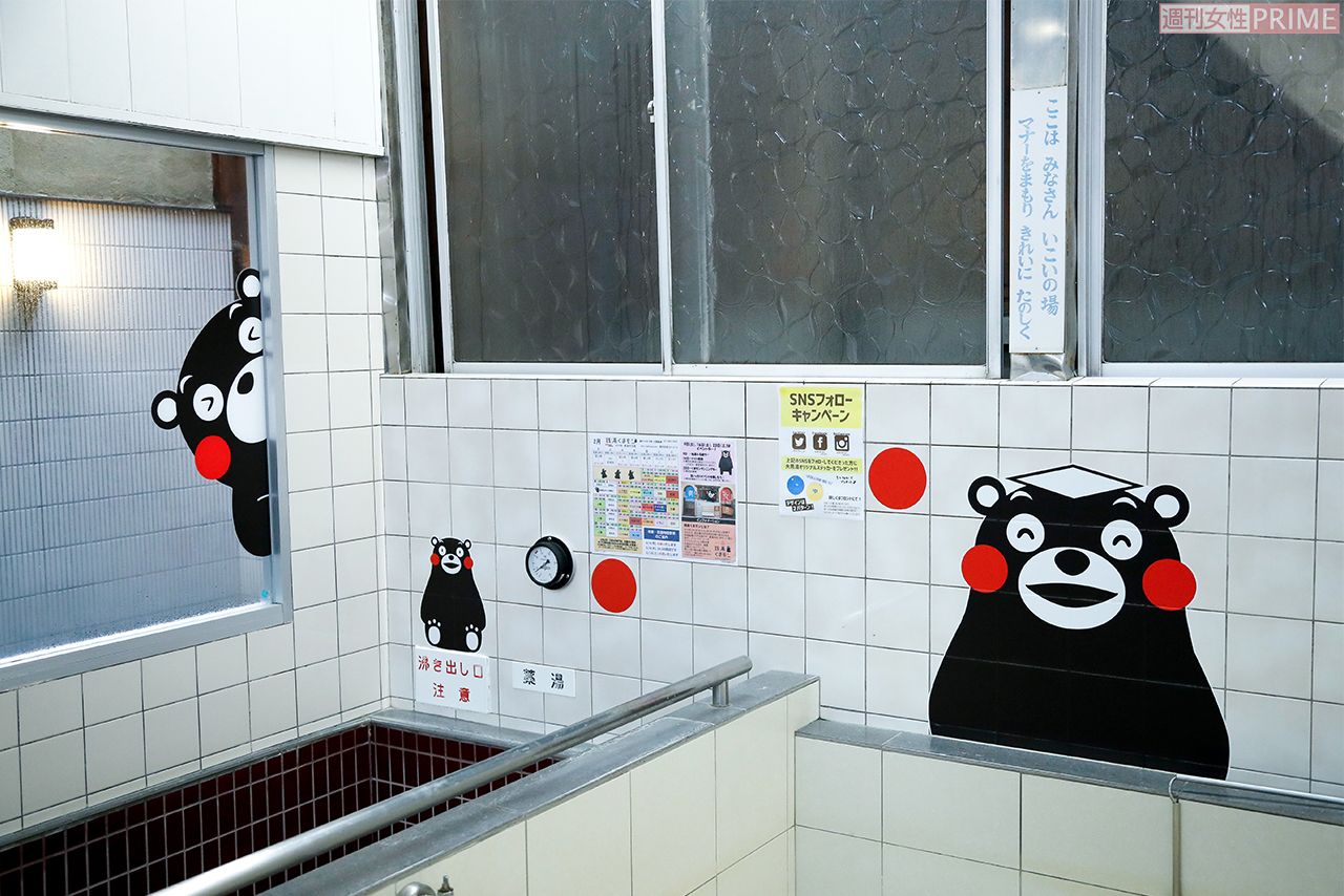 浴室のタイルや窓、また洗面台など、ところどころにくまモンの姿が。日替わり湯では晩白柚など熊本ゆかりの名産品でお風呂を演出し、おもてなし　撮影／伊藤和幸