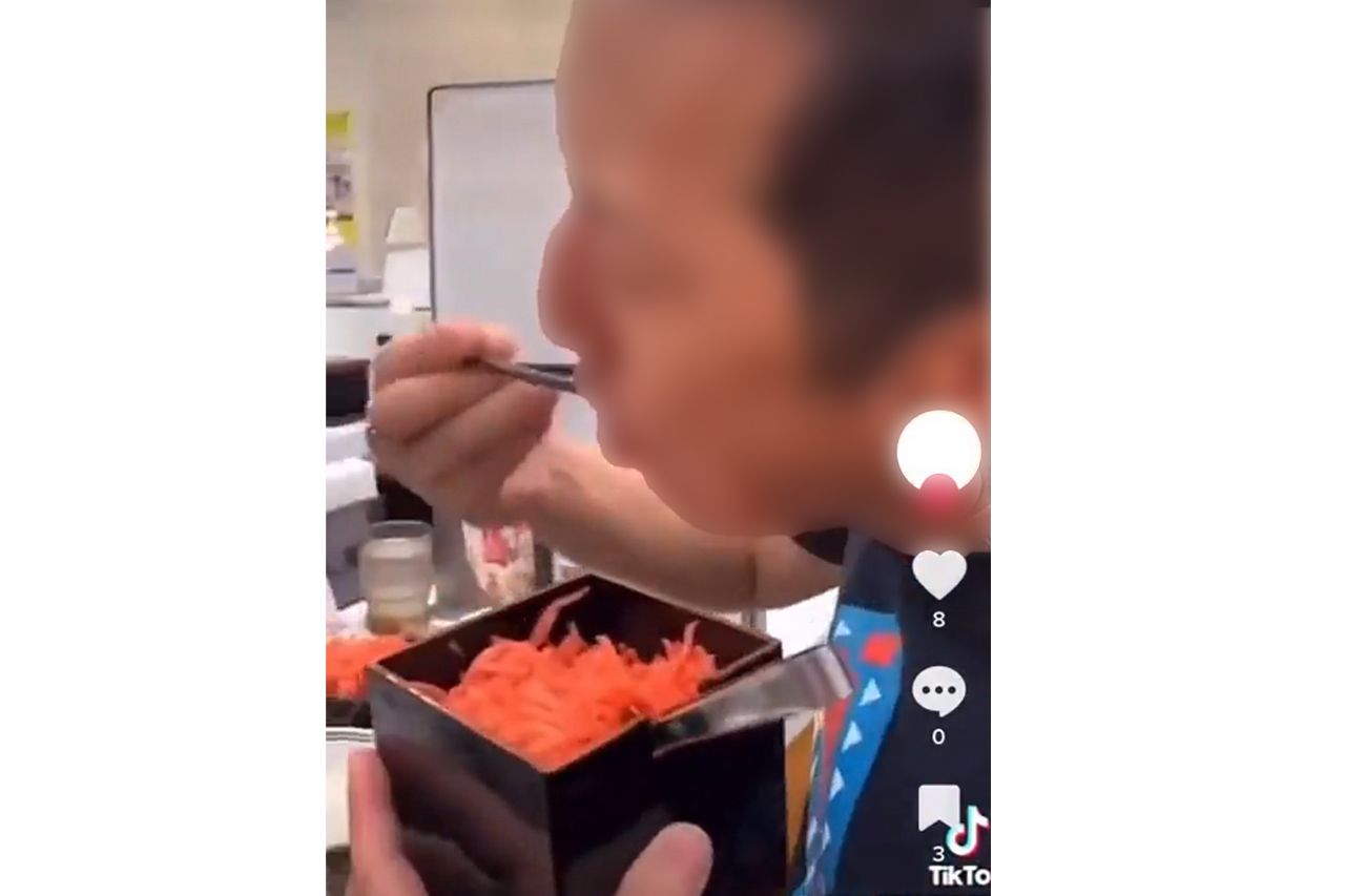 TikTokに投稿された吉野家の紅生姜を“直食い”する様子