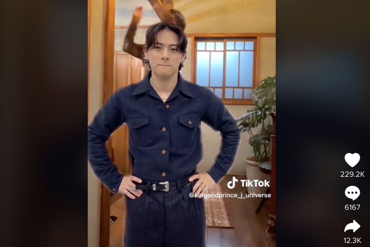 永瀬廉が出演のドラマ『夕暮れに、手をつなぐ』のEDに合わせて踊る平野紫耀（King & Princeの公式TikTokより）