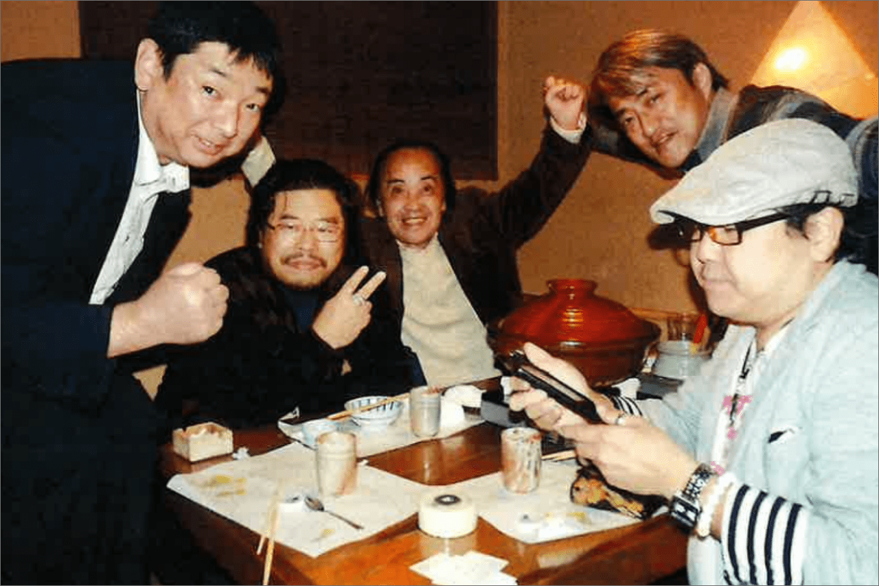 『少年ジャンプ』の名づけ親・角南攻氏（中）、秋山眞人氏（中左）らと