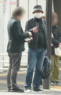 ふたり旅行から帰宅した約2週間後、自宅マンション前で取材に応じる岸部一徳