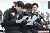 激戦の裏で羽生結弦、宇野昌磨、田中刑事が横並びでほっこりする姿をキャッチ