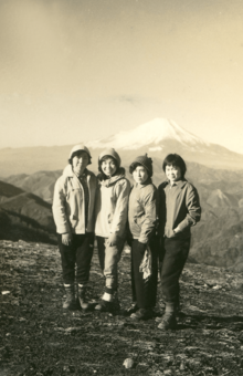 大学時代、丹沢で富士山を背に（左から2人目）