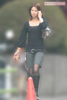 2006年、青山を歩く森高千里