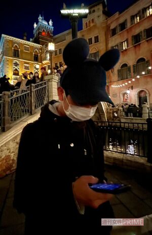 「陽気なお店なのでめちゃくちゃでかいビール飲まされもした」手づかみでシーフードを食べる店にて