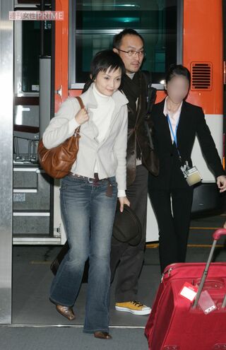 2005年、不倫略奪婚を成就させた南果歩と渡辺謙。帰国後に結婚会見に臨んだ