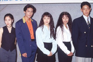 『二十歳の約束』制作発表での集合ショット。左から深津絵里、稲垣吾郎、牧瀬里穂、田中律子、筒井道隆