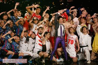 ものまね芸人以外は、プロのダンサーがバックを務めていた郷のステージ