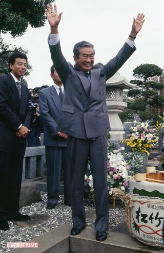 裕次郎さんの墓前に都知事当選を報告した石原慎太郎さん（撮影/佐藤靖彦）