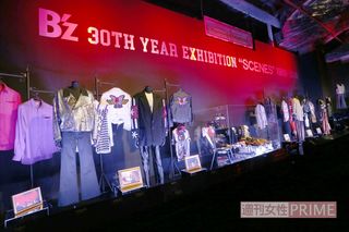 ミュージックビデオやコンサートで着用された、ファン垂涎の衣装が所狭しと並んでいる衣装展示エリア　撮影／近藤陽介