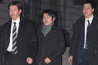 2018年2月、2名のSPに警護されて外出する小室圭さん。眞子さまとのご結婚が成立すればさらに強化される