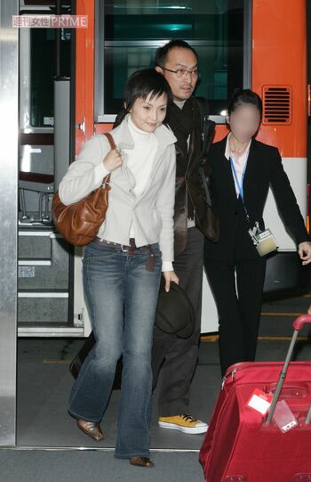 2005年、不倫略奪婚を成就させた南果歩と渡辺謙。帰国後に結婚会見に臨んだ