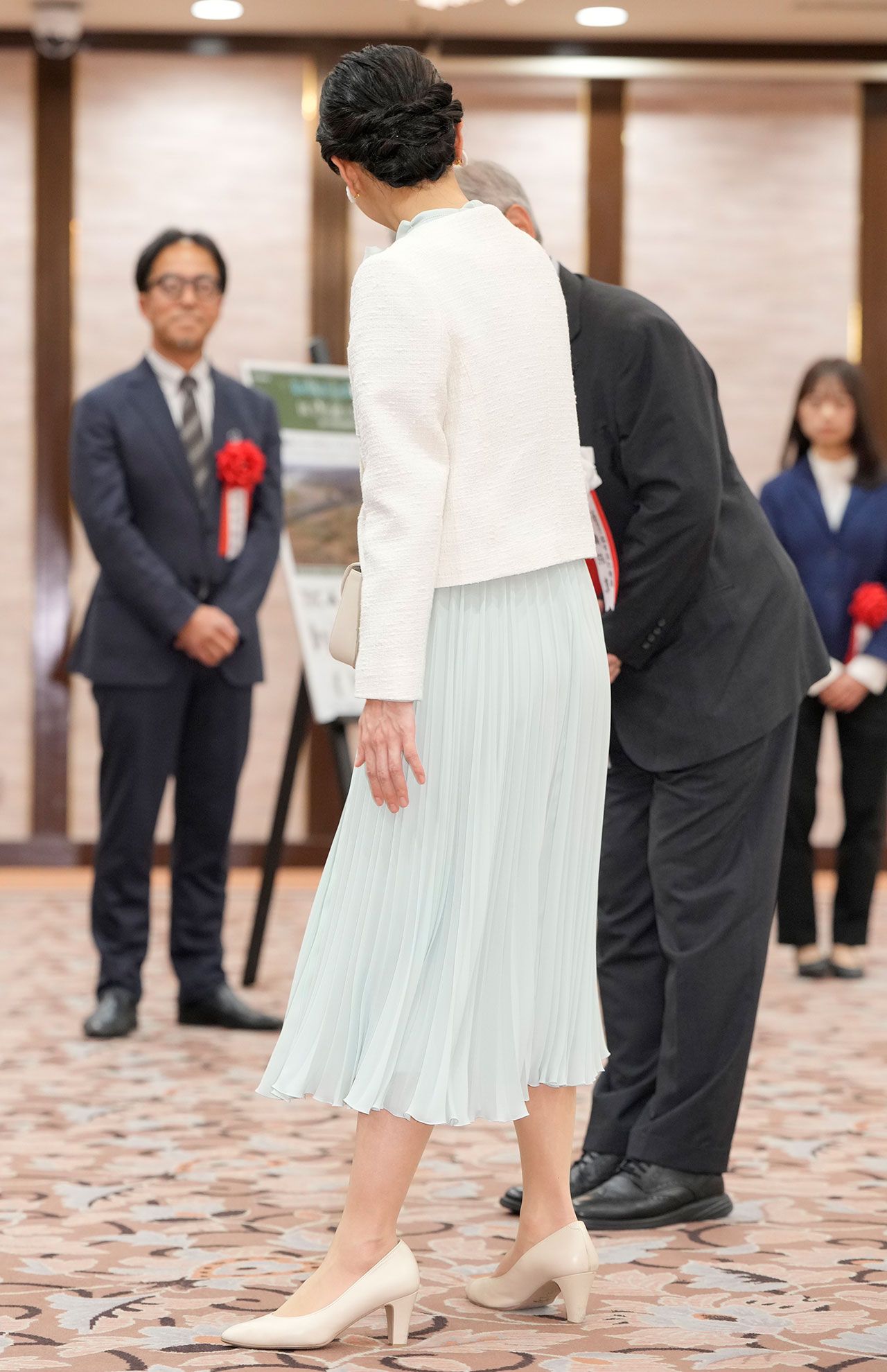 12月15日、第8回みどりの「わ」交流のつどいを訪問された佳子さま。すっきりとしたシニヨンヘアでクラシカルな上品さが際立つ