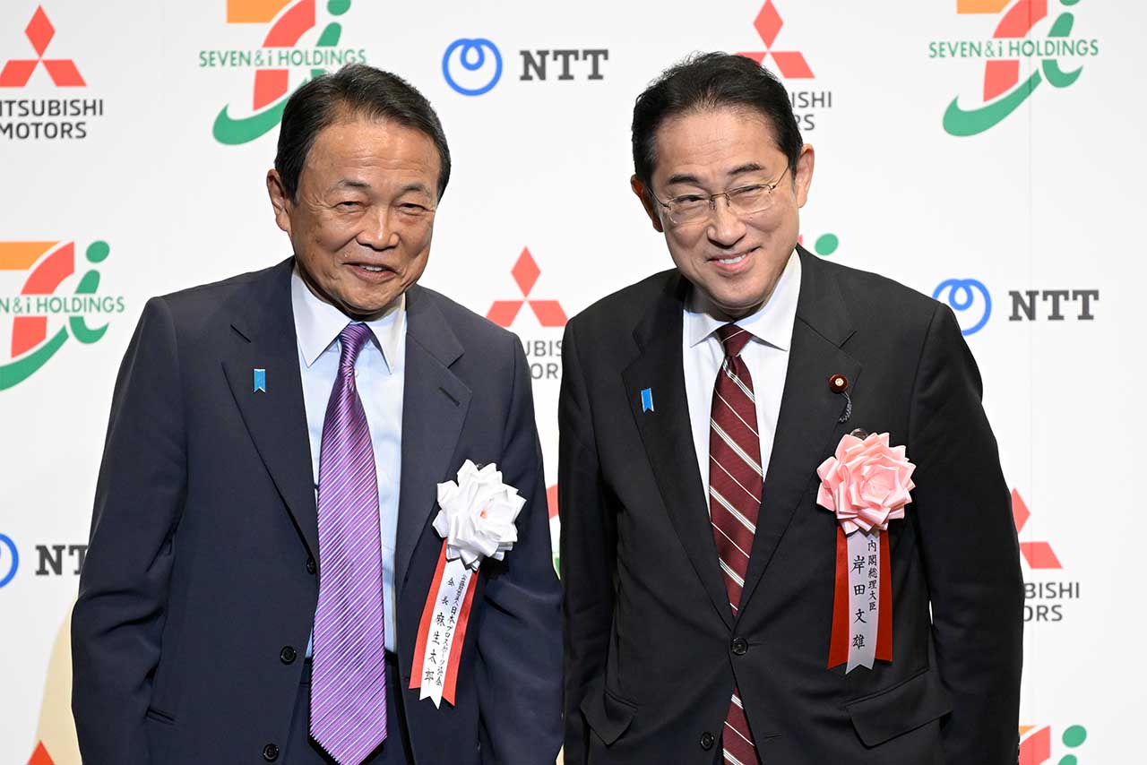かつてイケおじだった麻生太郎副総裁（左）。今では『スター・ウォーズ』の「ヨーダ似」とSNSで揶揄されているとか