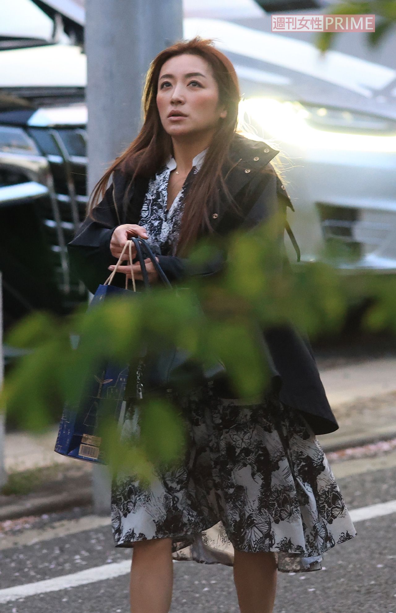 4月上旬、バッチリメイクで外出する要潤の妻で、会社経営者の松藤あつこ氏2/2