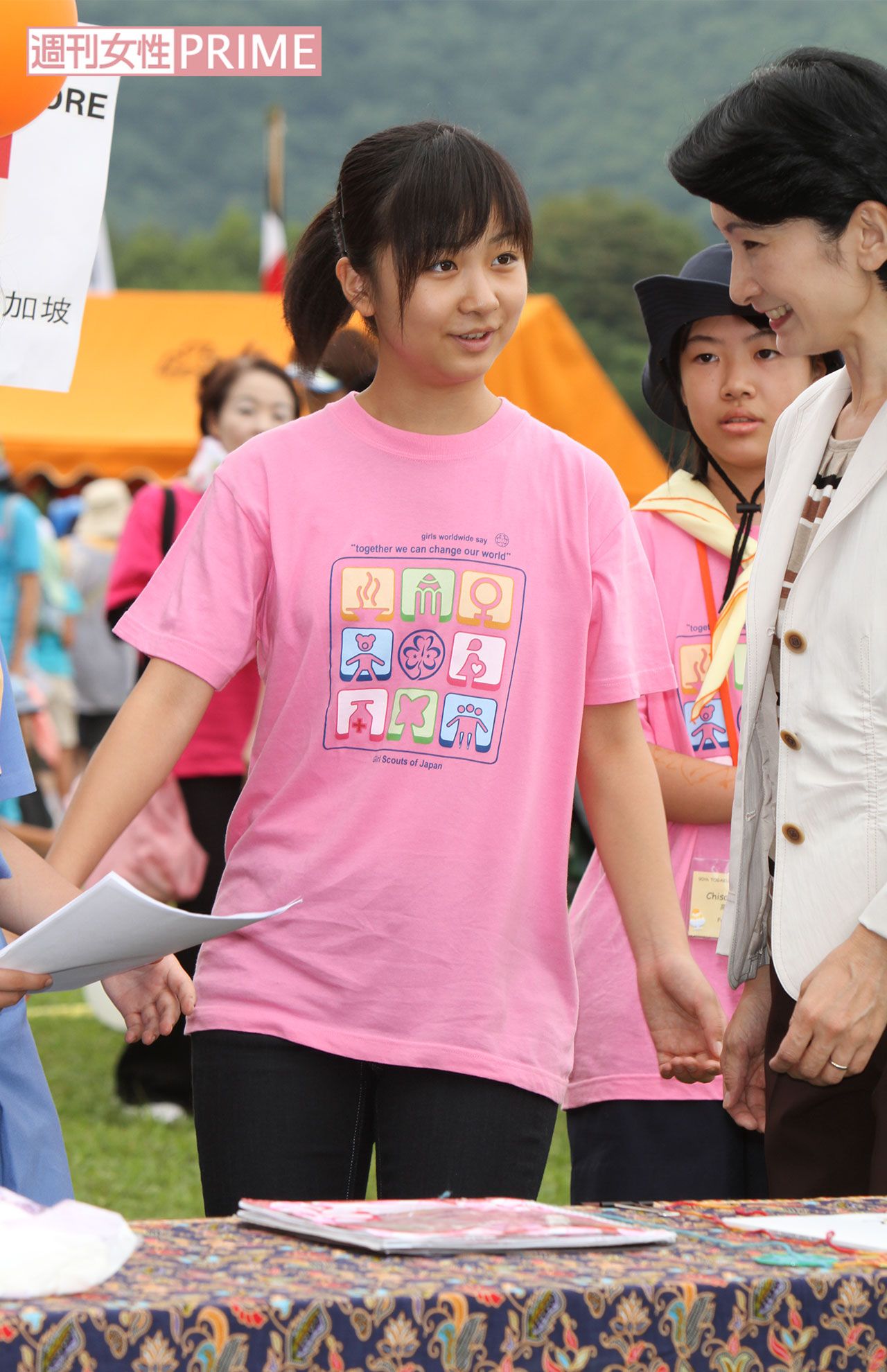 学習院高等科1年生の夏休みに紀子さまと戸隠インターナショナルキャンプにご参加。ガールスカウトのメンバーと同じTシャツをお召しになった佳子さま