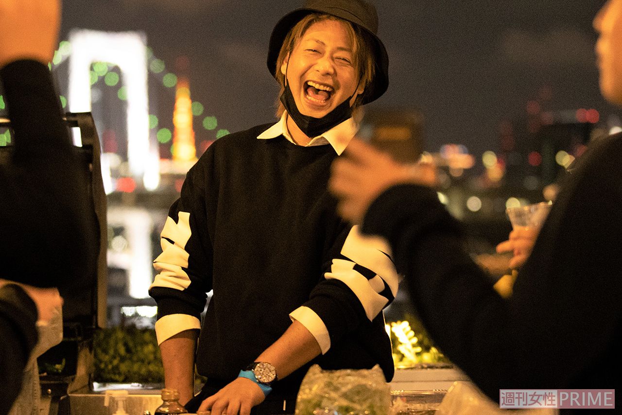 10月上旬に東京・お台場にあるバーベキュー施設でファンと談笑する五十嵐隼士