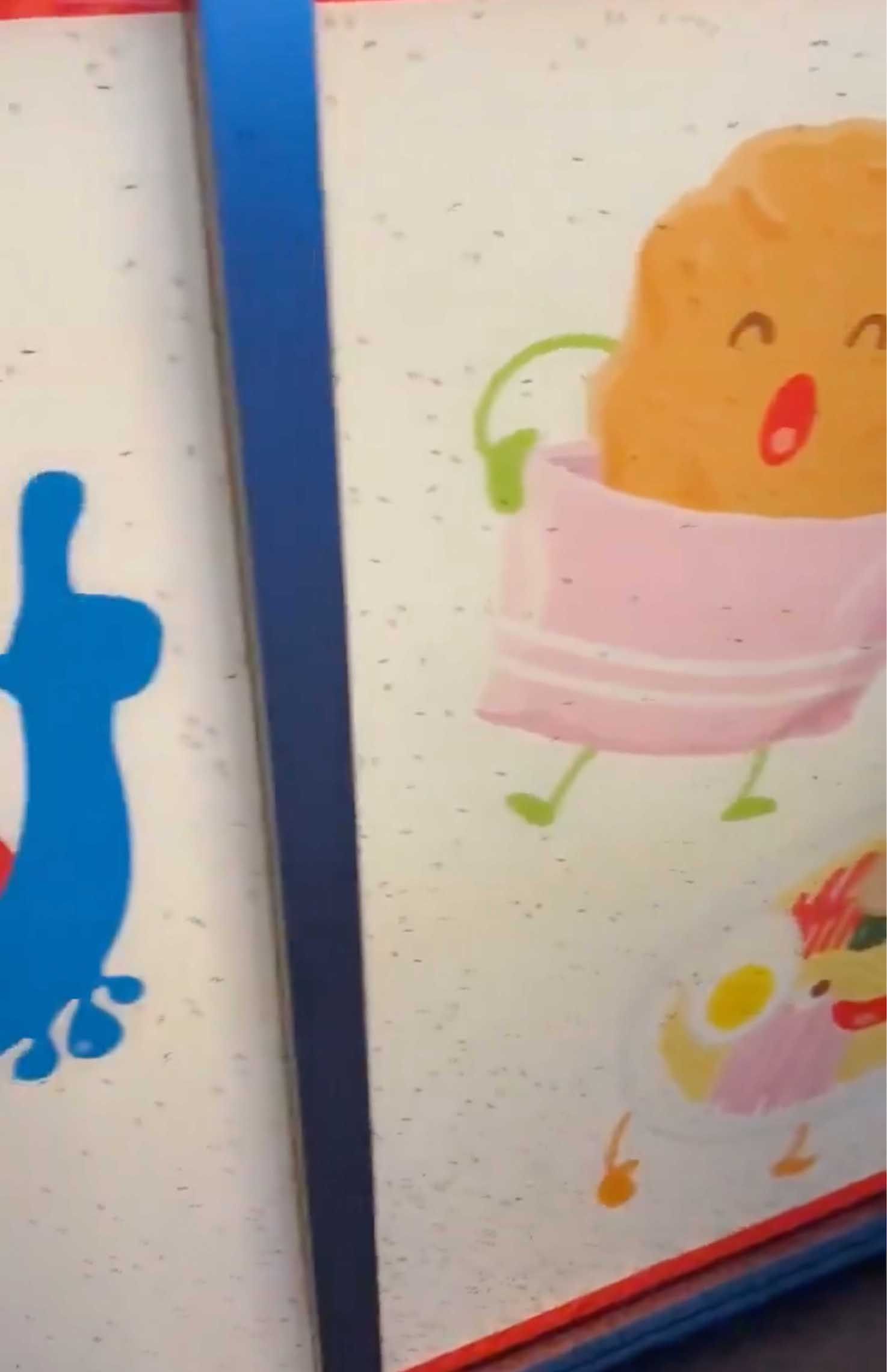 拡散されている映像では、大阪・関西万博の会場にあるコンビニの壁や入口、床、商品棚にもユスリカが集まっていることが確認できる（Xより）