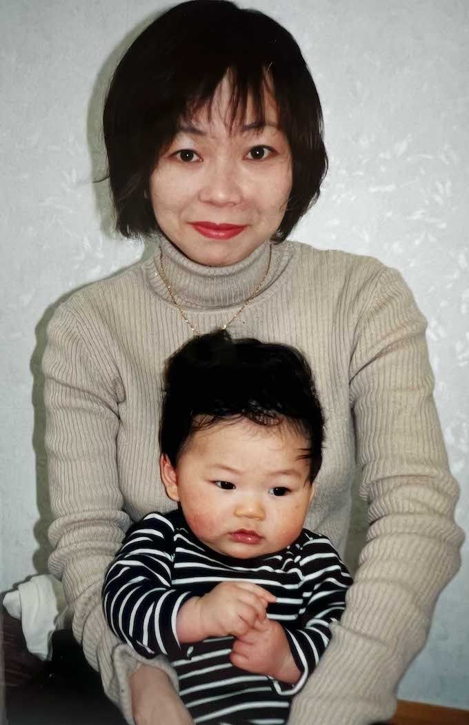 西崎彩智さんは専業主婦となり2人の子どもに恵まれるも、男尊女卑思想の強い夫のモラハラに悩まされ続けることになった