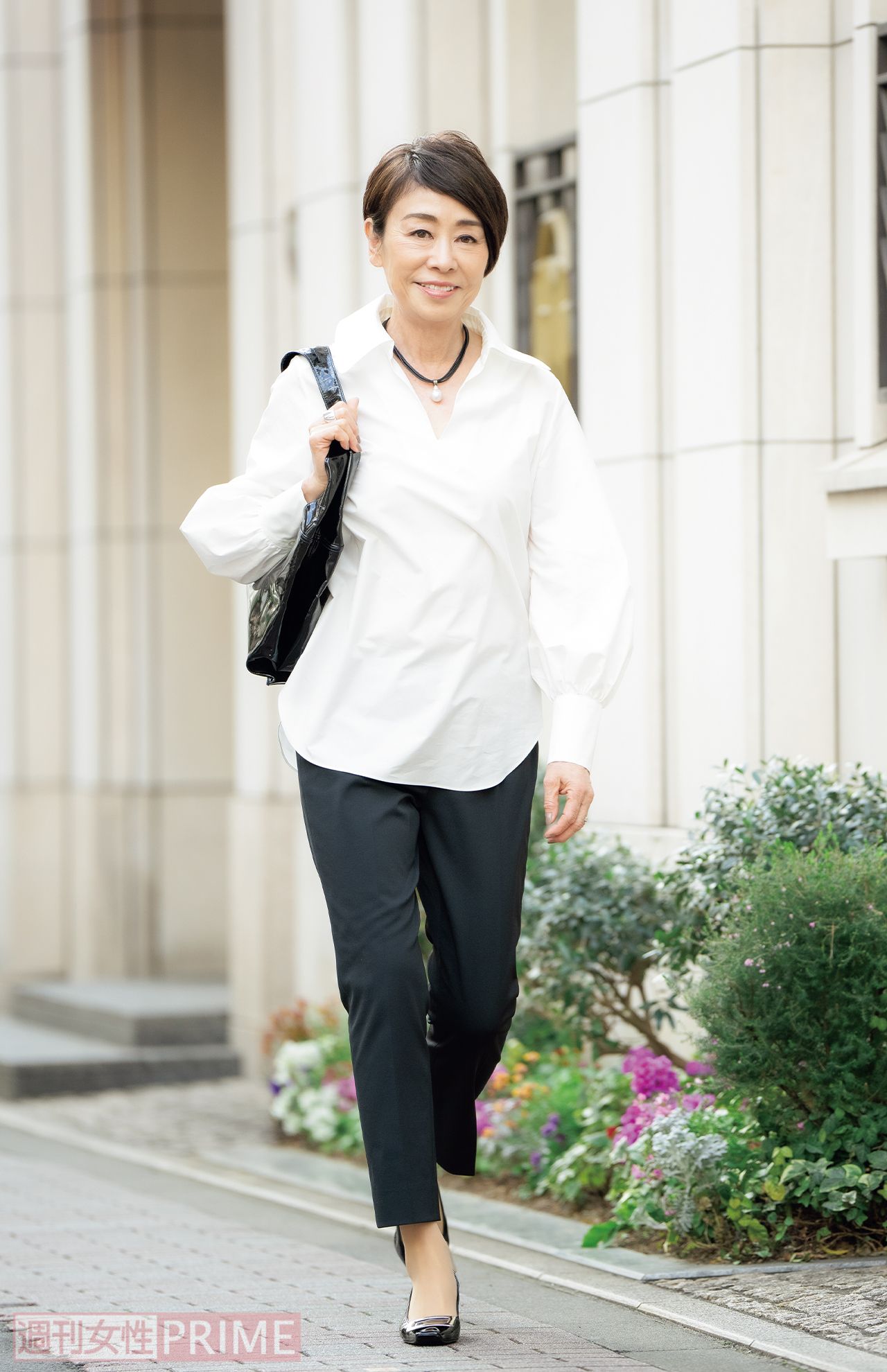 白シャツ×黒パンツ「モノトーンでシンプルに」（撮影／伊藤和幸）