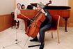 黒田清子さんも交え、美智子さまの伴奏に合わせチェロを演奏された('05年10月)