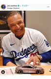 大谷から“ポルシェ”を贈られたロバーツ監督(球団専属カメラマン・スーフー氏のインスタグラムより)