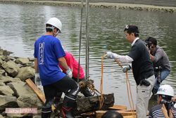 大きな石材は重機で引き上げることも
