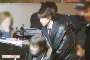 撮影の合間に監督と一緒にモニターをのぞく平野