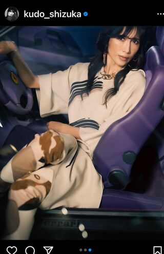 「20年来の愛車」の内装もやっぱりパープル！　しーちゃんみがあふれ尊い空間だ（工藤静香公式インスタグラムより）