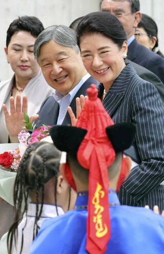 モンゴルの伝統衣装を着た子どもたちと交流された両陛下。笑顔で手を振られた（7月9日）