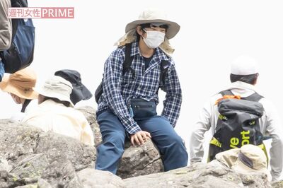 『蓼科山』の山頂で休憩される悠仁さま