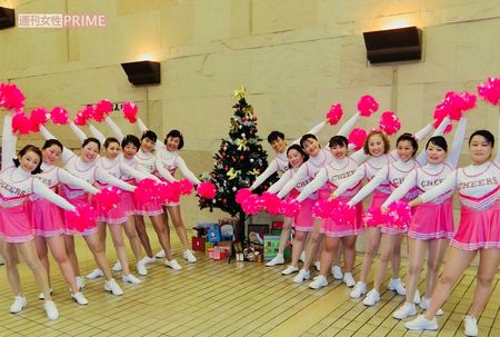 大人気のチアダンス教室。おそろいの衣装でポーズ！