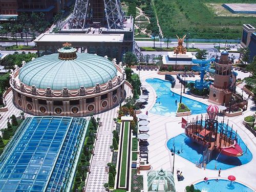 巨大なウォータースライダーやプールで遊べる「アクアワールド」。マリー・アントワネットタワーやジュール・ヴェルヌの飛行船などネーミングもフランス風