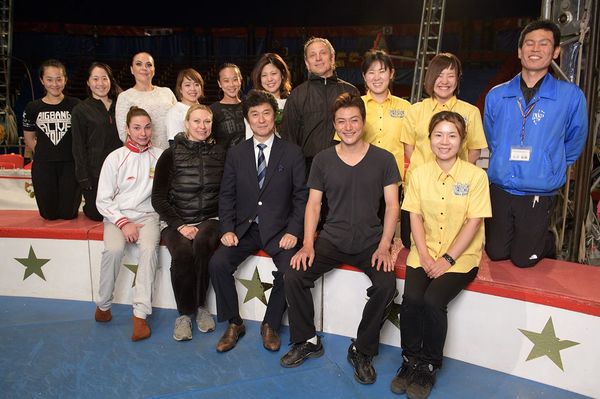 「必ず木下大サーカスを世界一のサーカスに」と、サーカスへの思いを熱く語る木下さんと団員のみなさん　撮影／渡邉智裕